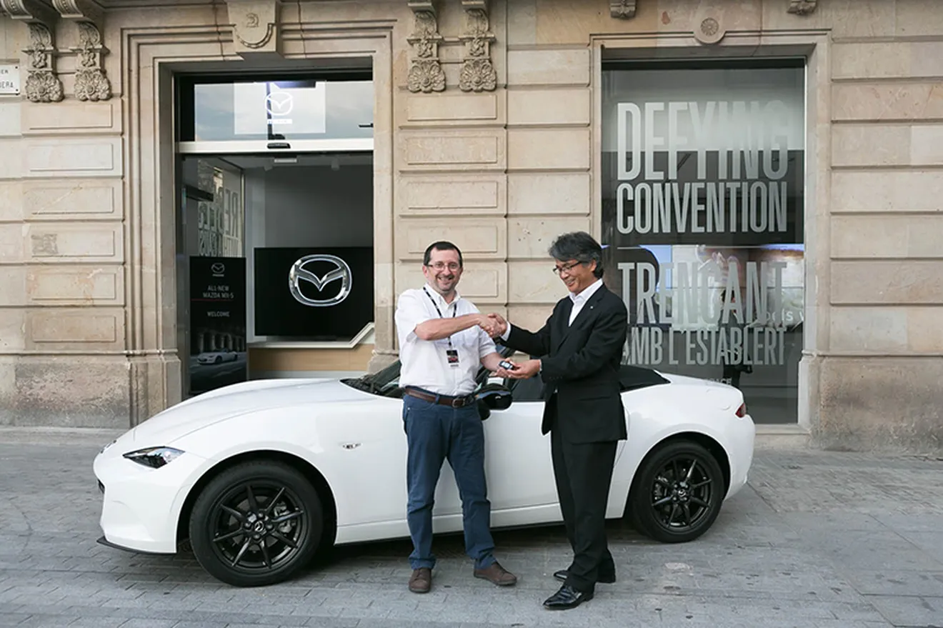 ¡Ya están aquí! Mazda entrega la primera unidad del MX-5 2015