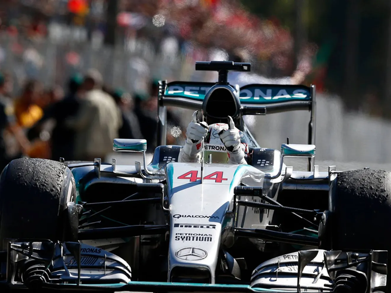 La presión de los neumáticos no arruina el triunfo de Hamilton