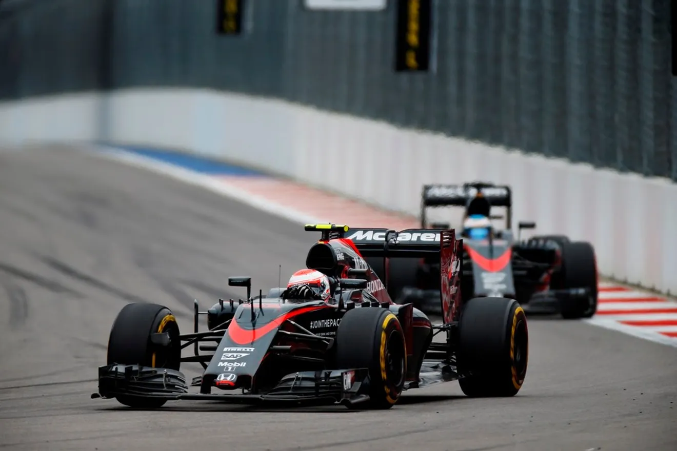 Alonso y Button, sancionados también en México por cambiar motor
