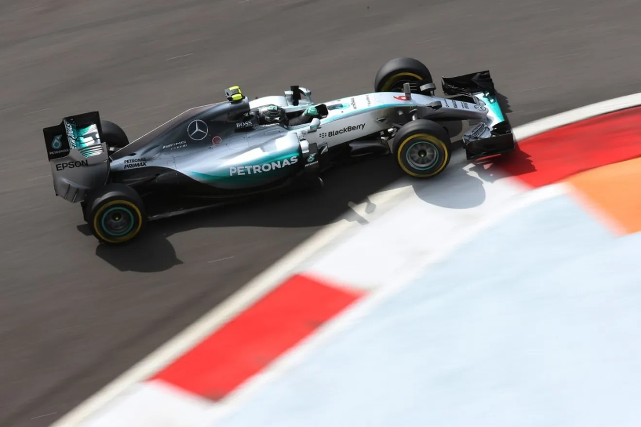 Rosberg marca el mejor tiempo en una pista muy resbaladiza