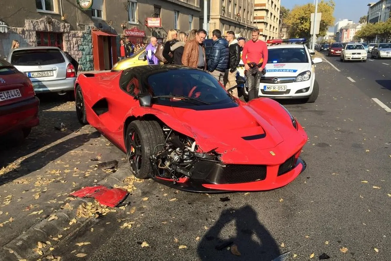 Así queda un Ferrari LaFerrari tras chocar contra tres vehículos aparcados