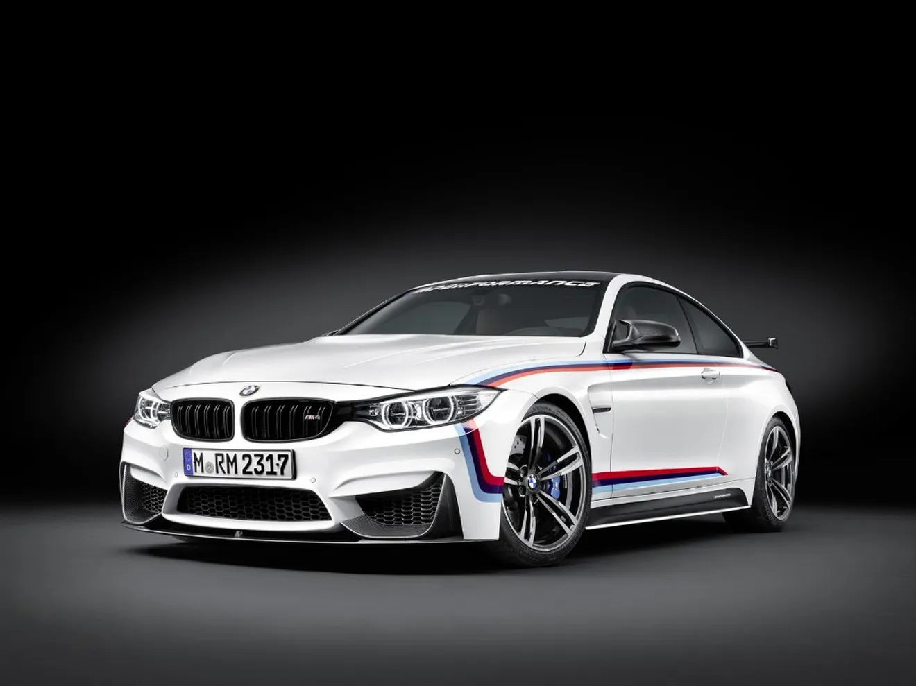 El BMW M4 Coupé estrena nuevos accesorios deportivos M Performance
