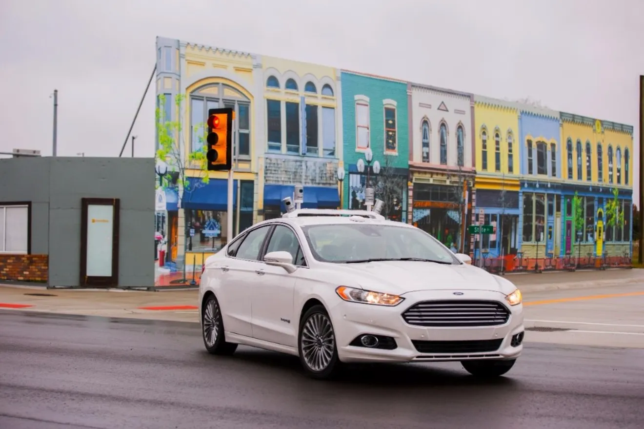 Ford prueba su vehículo autónomo en MCity