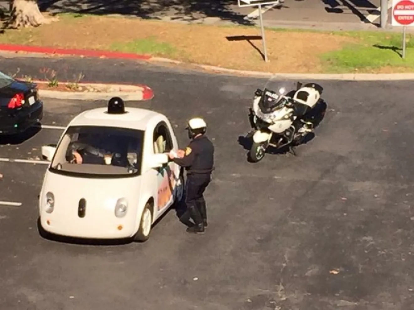 La policía de Mountain View detiene al coche de Google por circular muy despacio