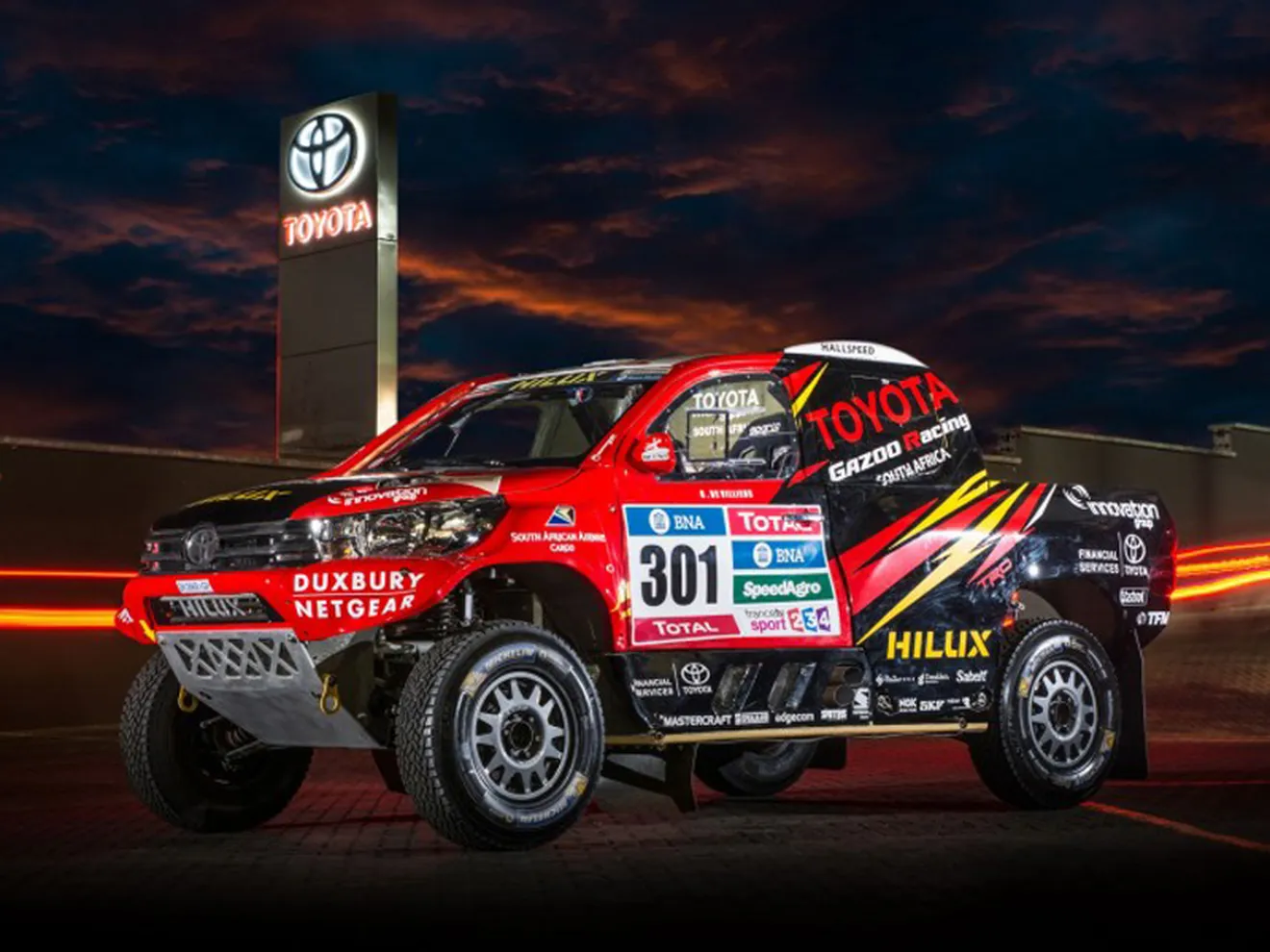Tres pilotos oficiales y ocho Toyota Hilux en el Dakar 2016