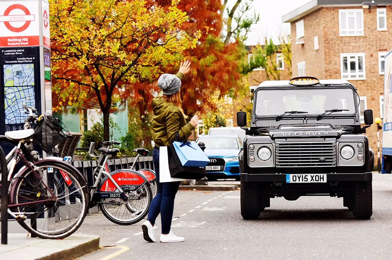 El Land Rover Defender ejerce de taxi por las calles de Londres