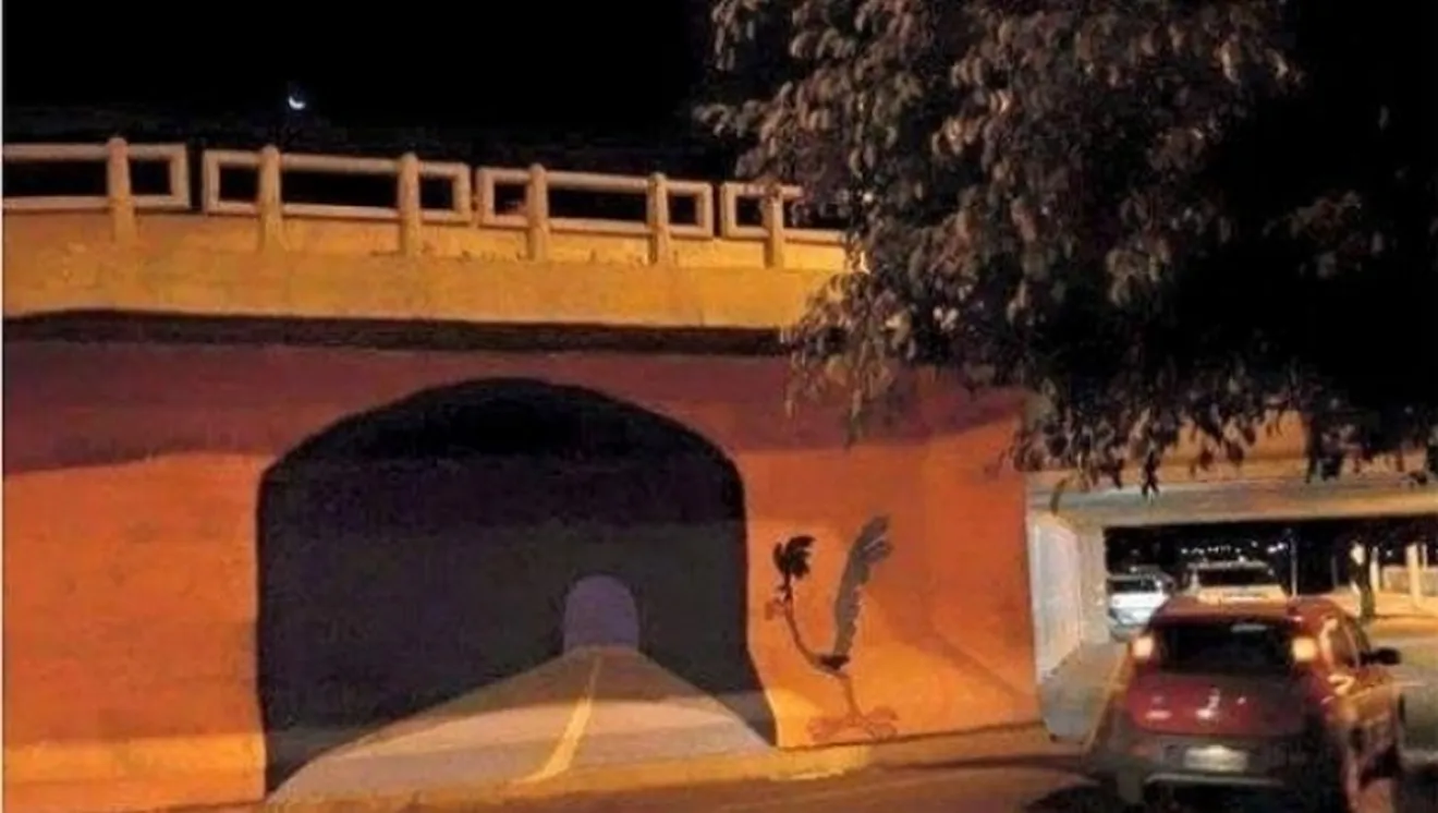Estrella su coche contra un túnel pintado en la pared, se equivocó de agujero