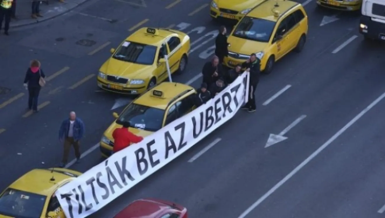 Taxistas húngaros colapsan Budapest protestando contra Uber