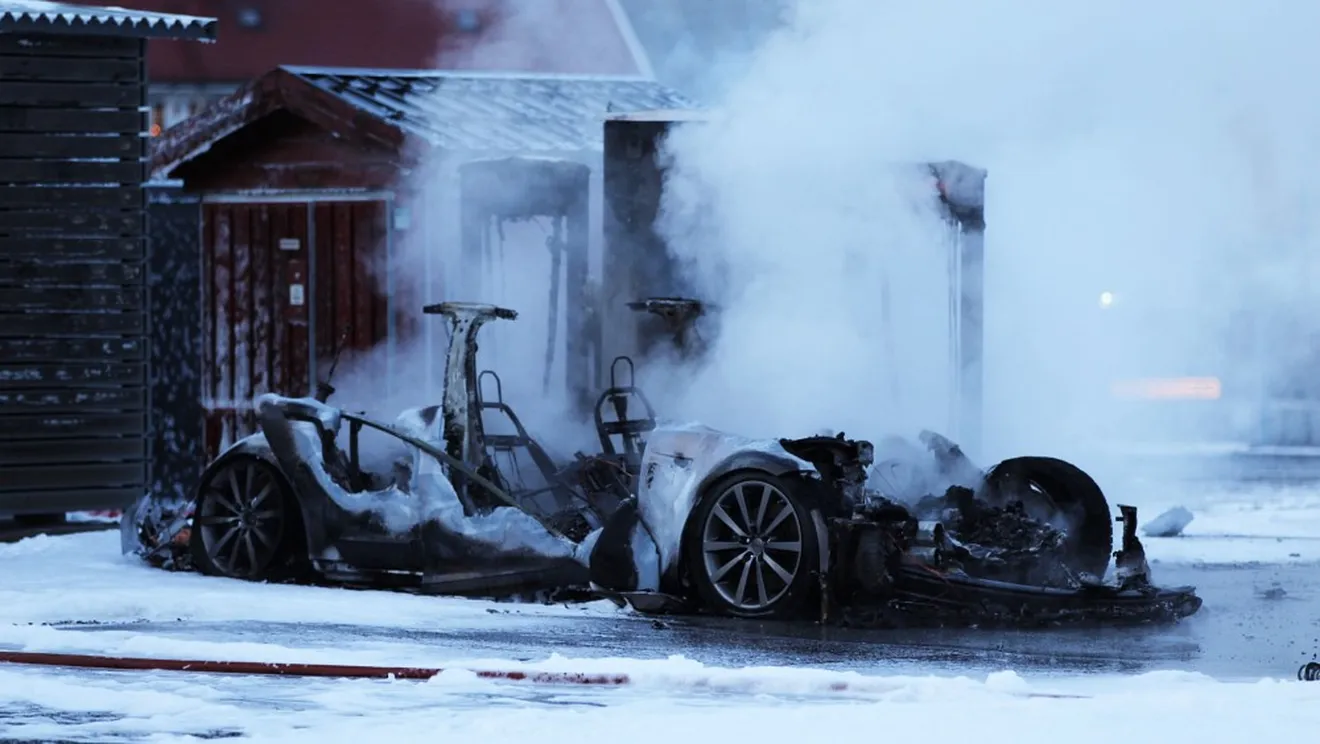 Un Tesla Model S sale ardiendo mientras usaba un supercargador