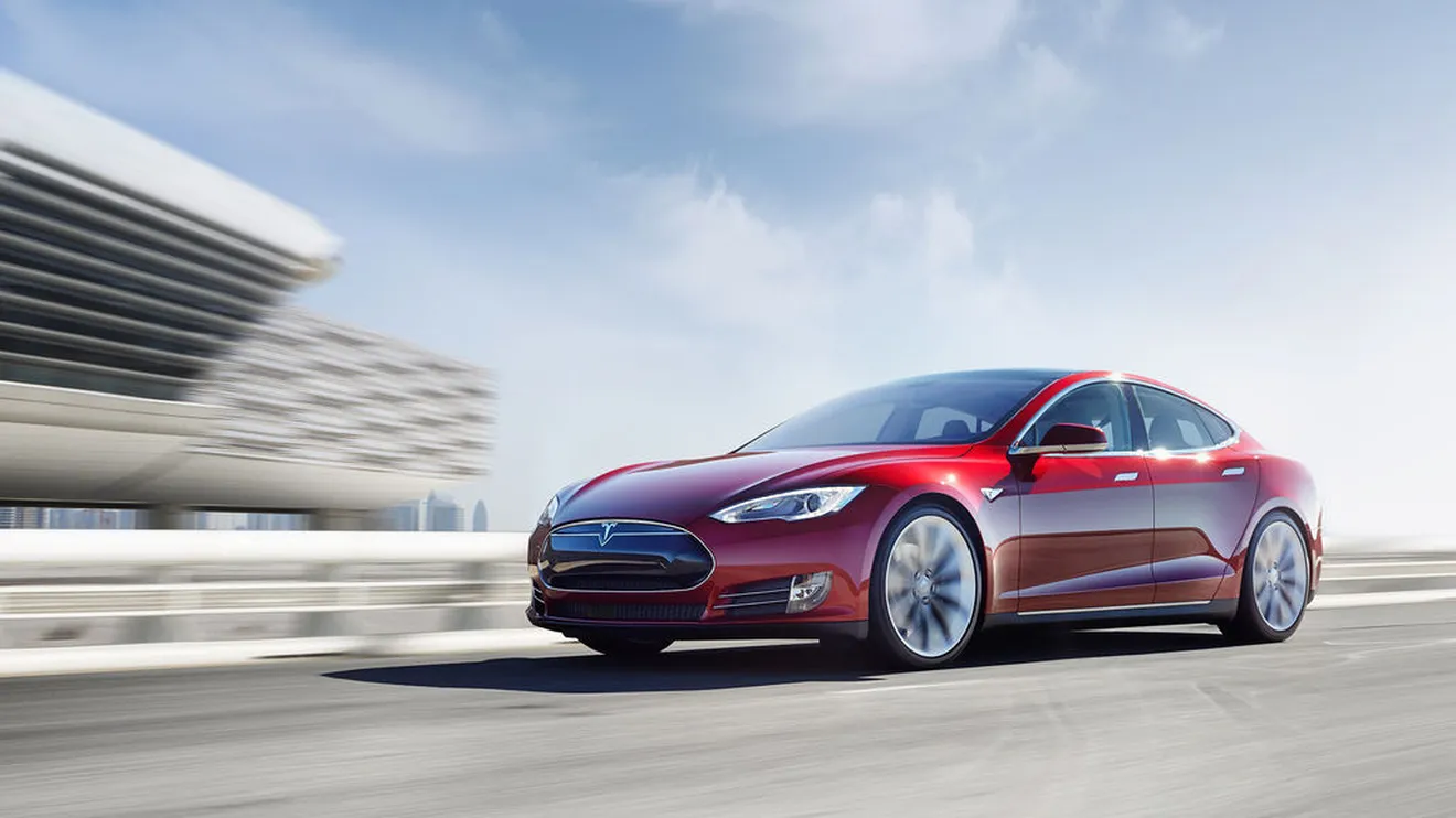 El Tesla Model S ya puede aparcar por sí mismo, y salir a recogernos