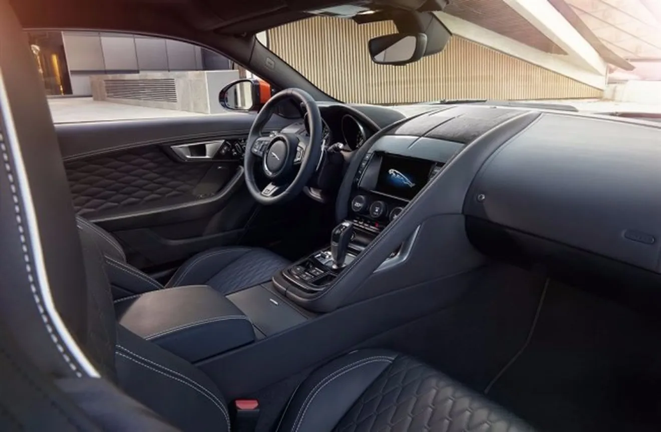 Jaguar F-Type SVR - interior