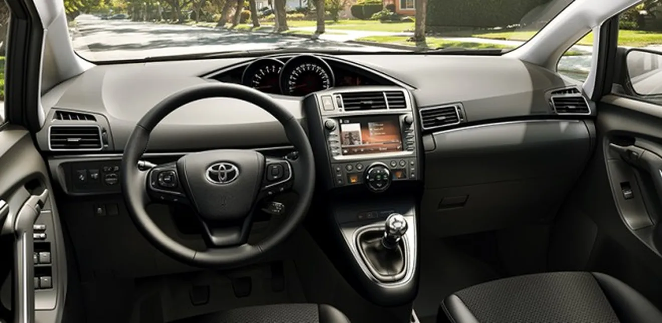 Toyota Verso 2016 - interior