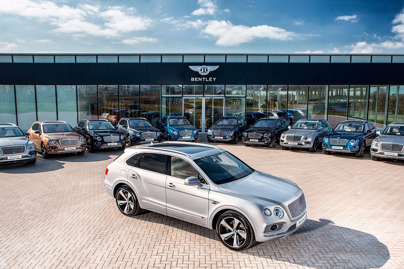 Los primeros clientes del Bentley Bentayga viajan hasta Crewe para recibir sus coches