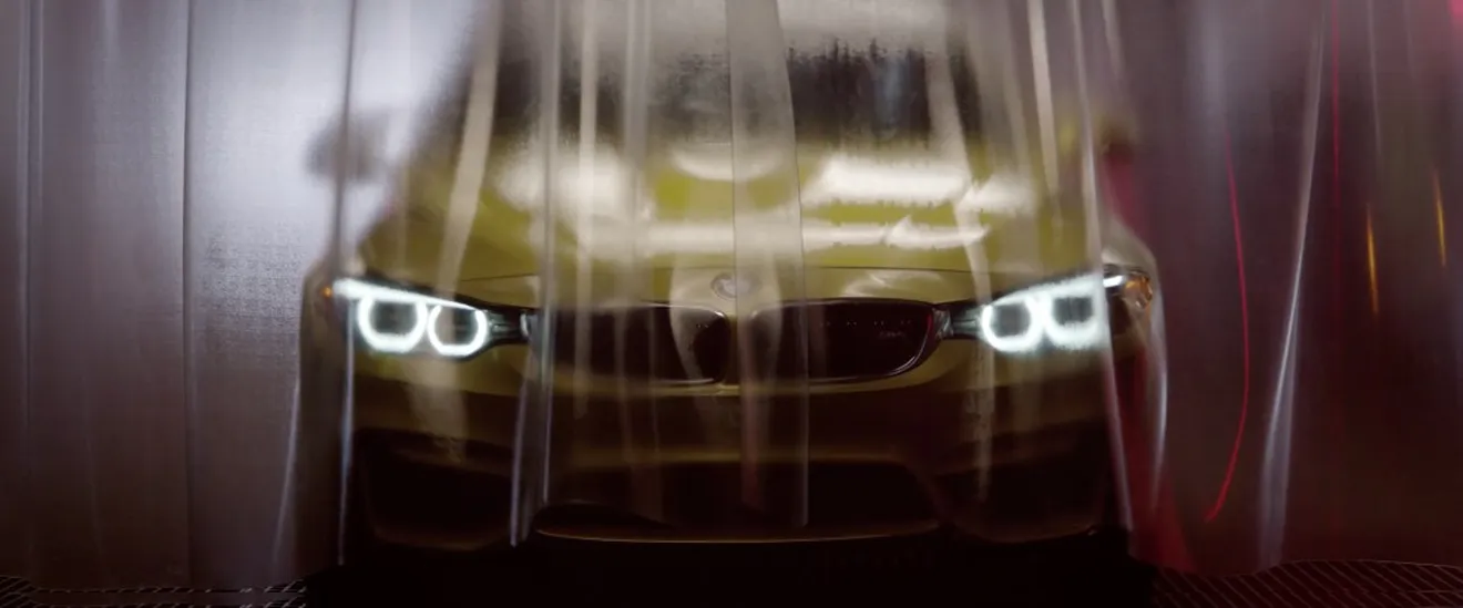El BMW M4 se pone a hacer drift en una fabrica