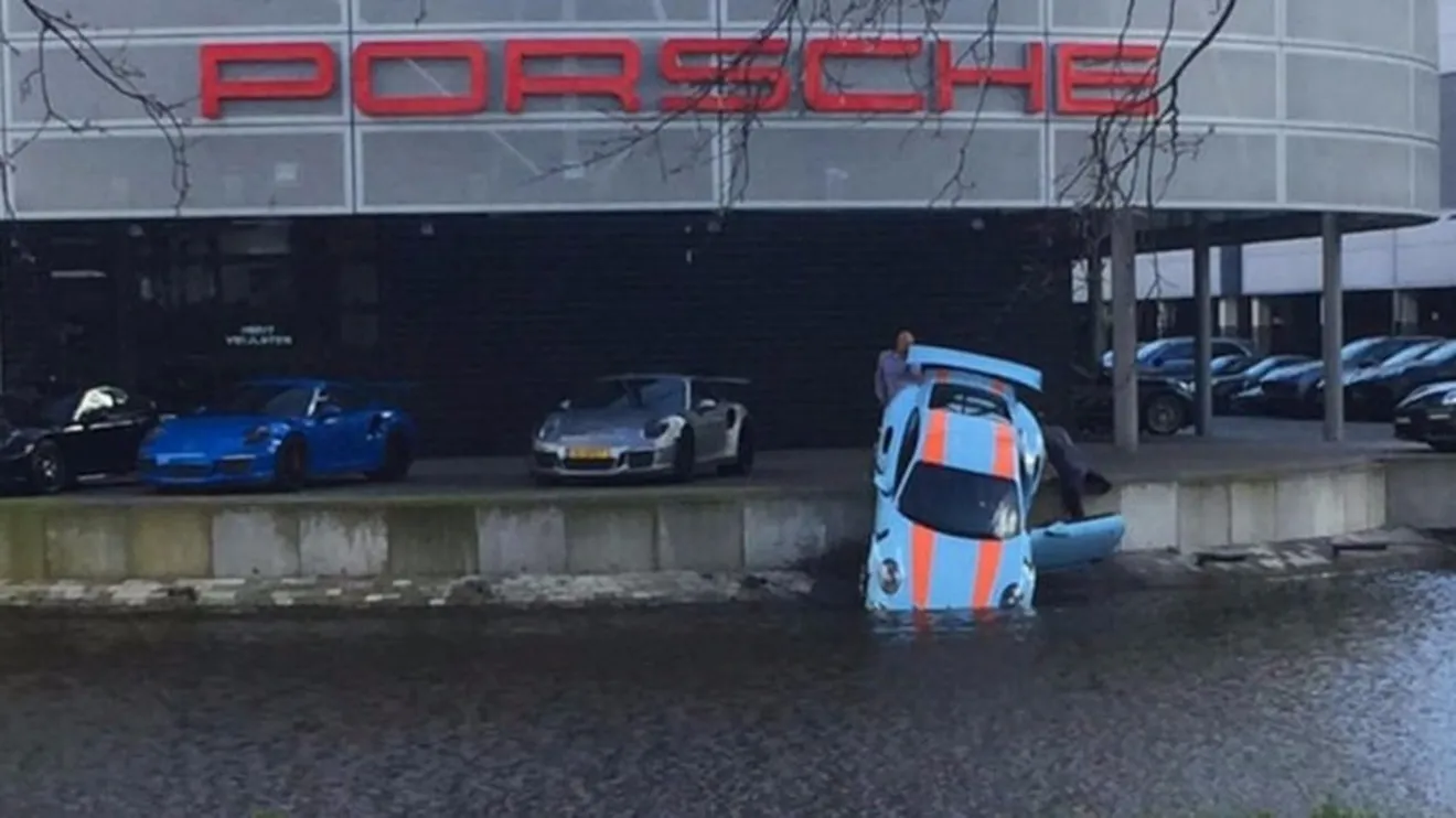 Un Porsche 911 GT3 RS bebiendo agua en Ámsterdam, y no es broma