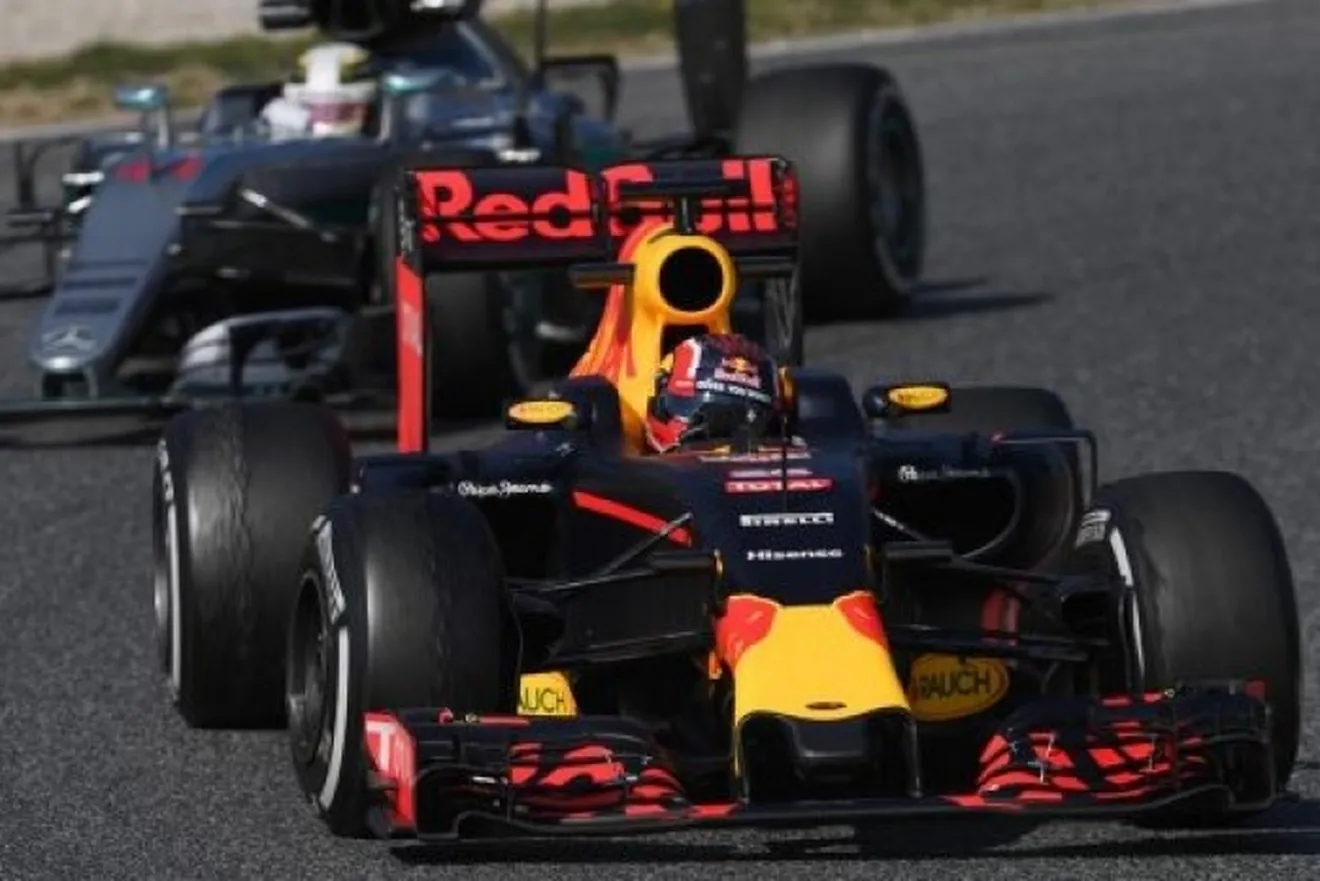 Carlos Sainz: "Red Bull es tan rápida como Mercedes en curva"