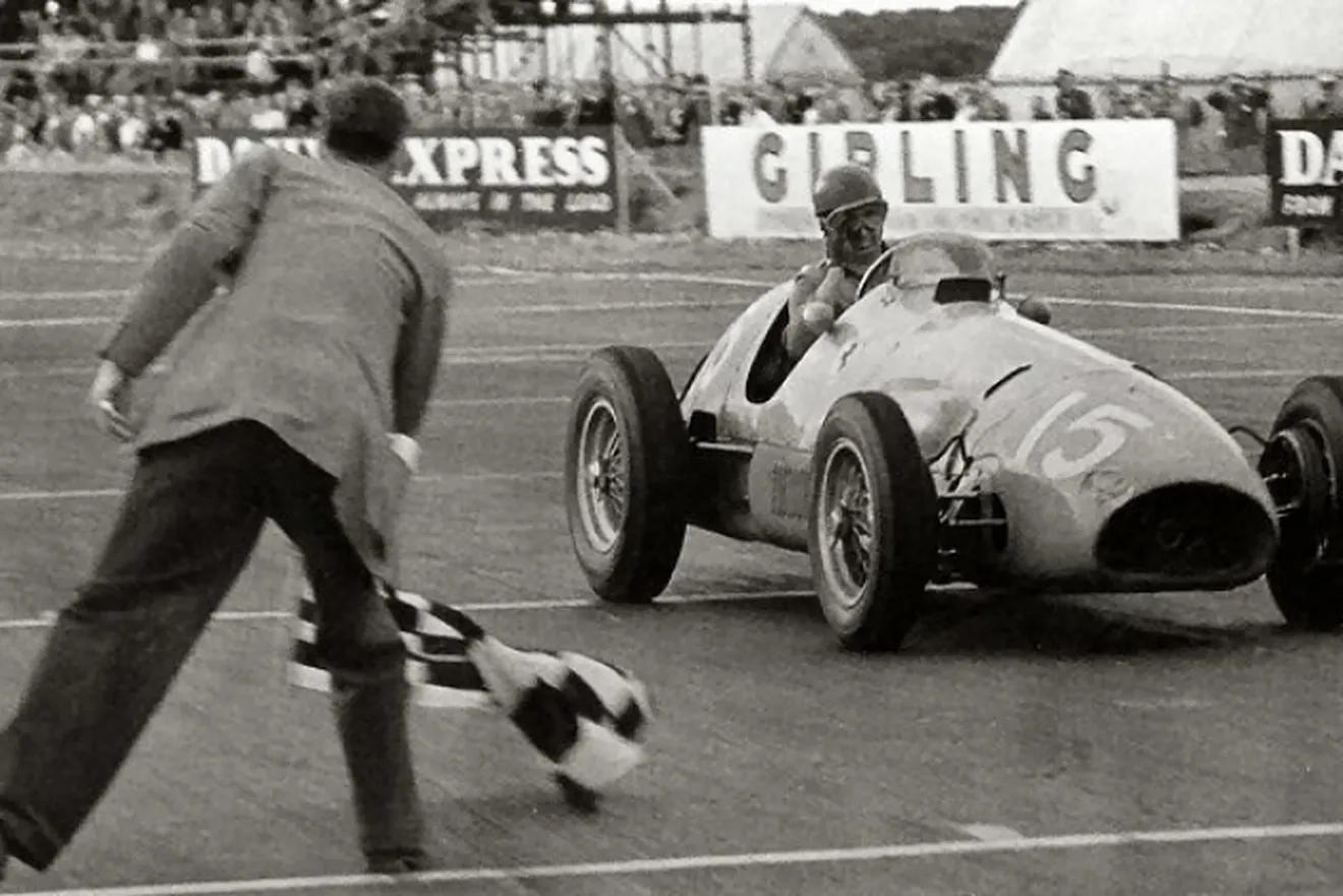 Paseo triunfal de Alberto Ascari y Ferrari con los Formula 2