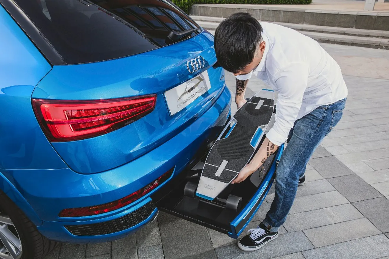 El concept car Audi connected mobility viene con un monopatín