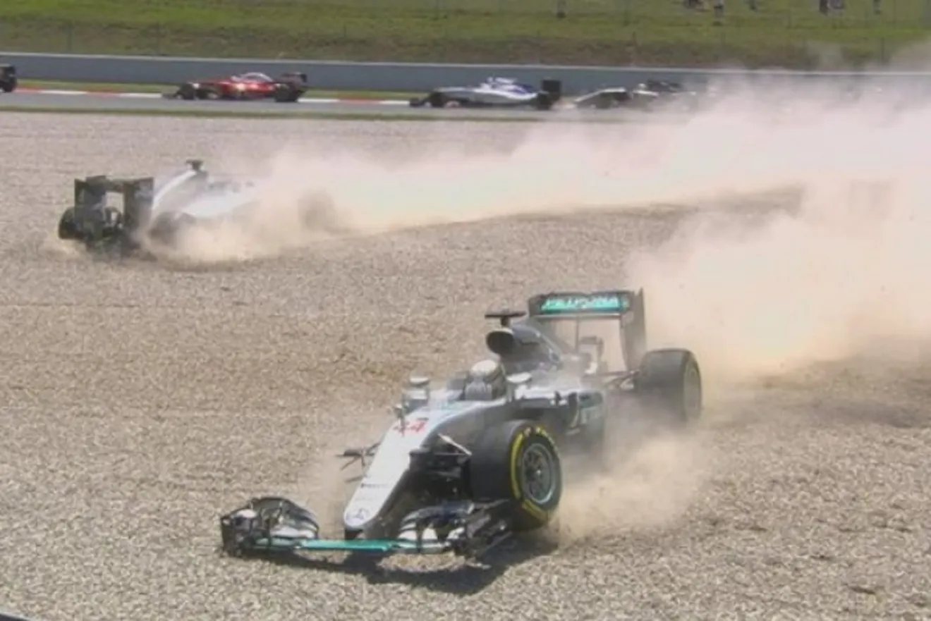 Desastroso accidente en la primera vuelta entre Hamilton y Rosberg