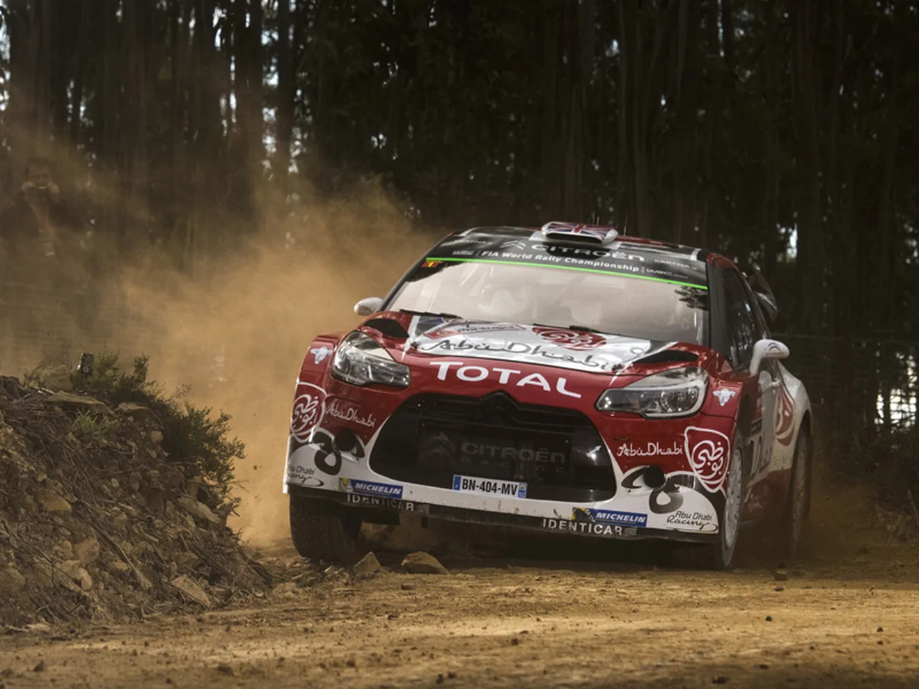 Kris Meeke lidera un caótico y accidentado Rally de Portugal