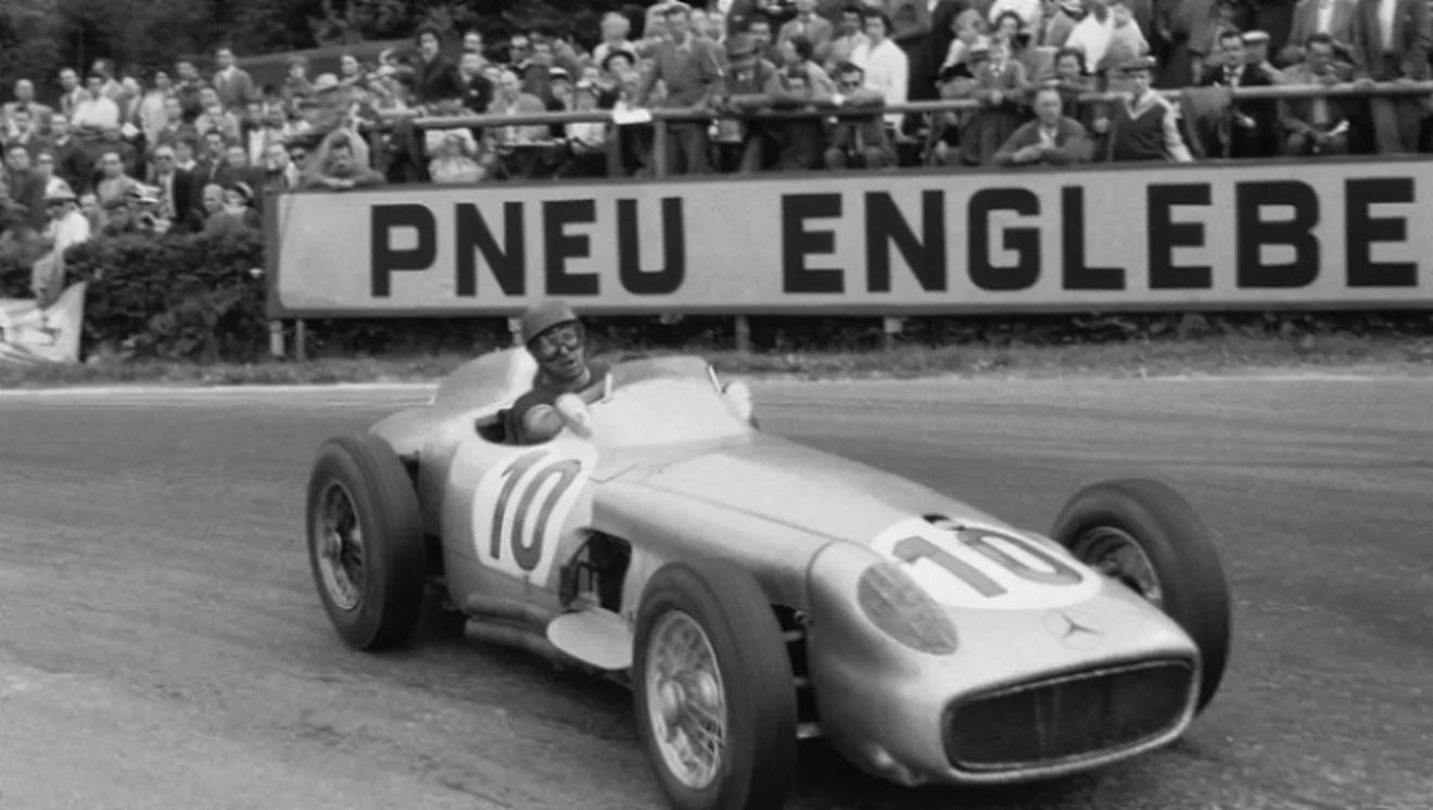 Mercedes se despide triunfante con Fangio tras un año trágico