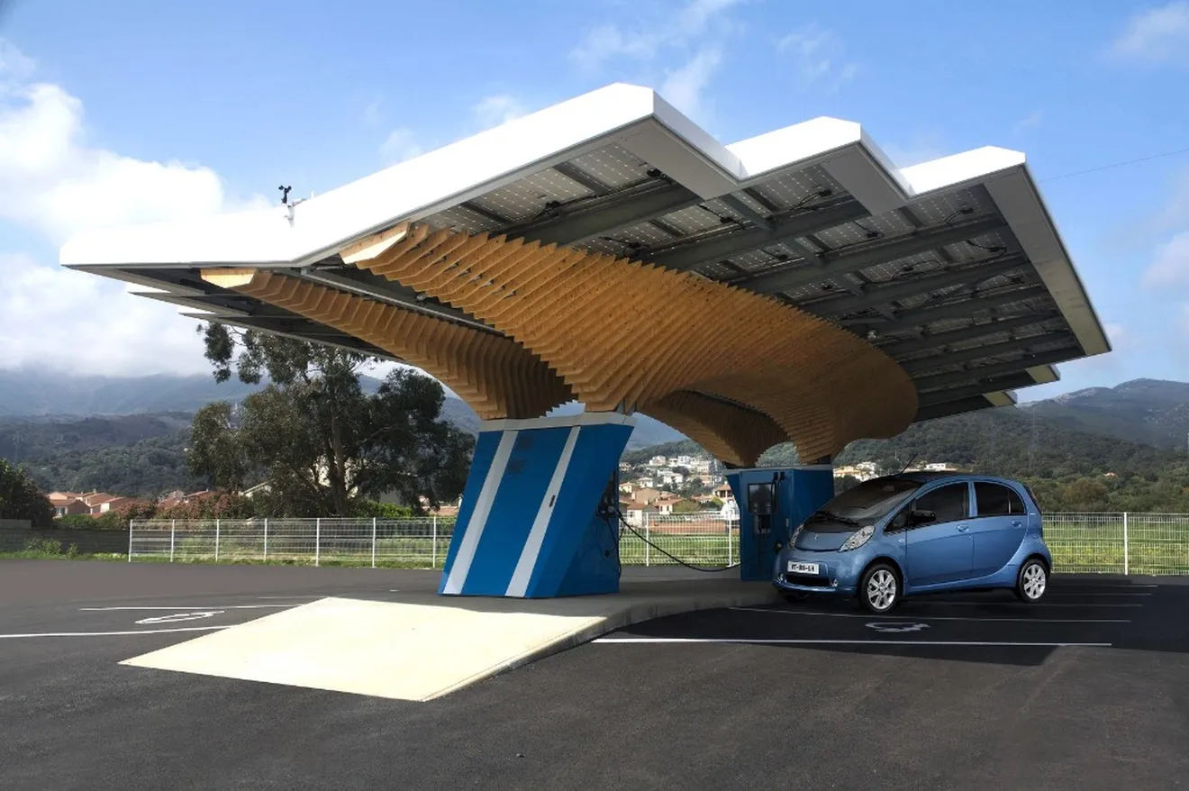 Peugeot crea una estación eléctrica solar