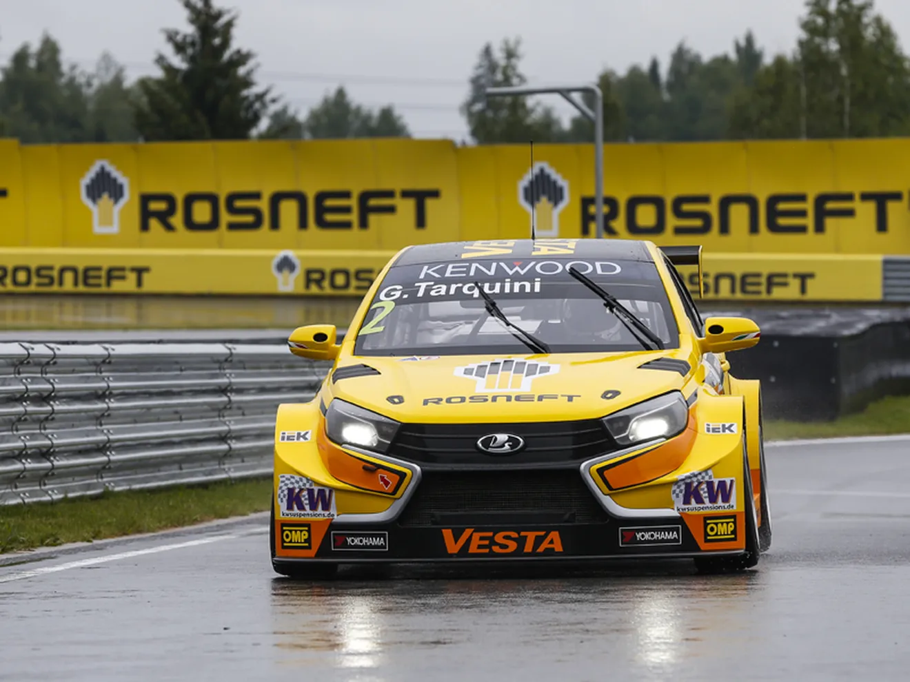 Gabriele Tarquini gana bajo la lluvia en Moscow Raceway