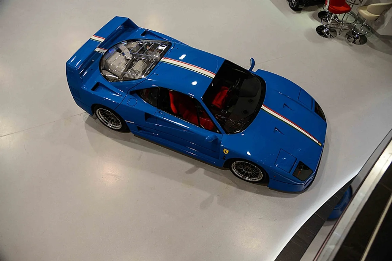 En venta un Ferrari F40 pintado de azul por Ferrari Classiche