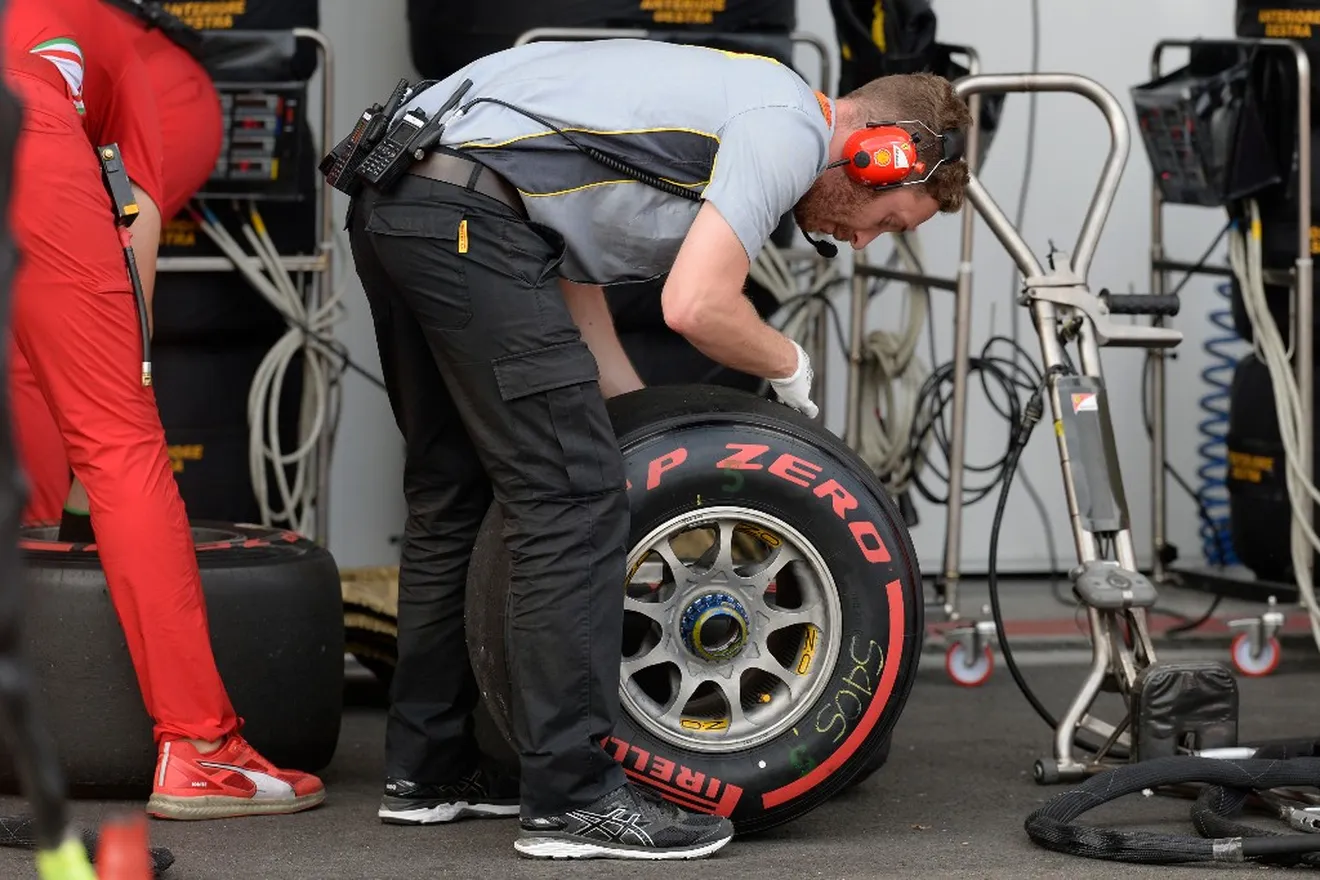 La FIA permite a Hamilton cambiar un neumático dañado
