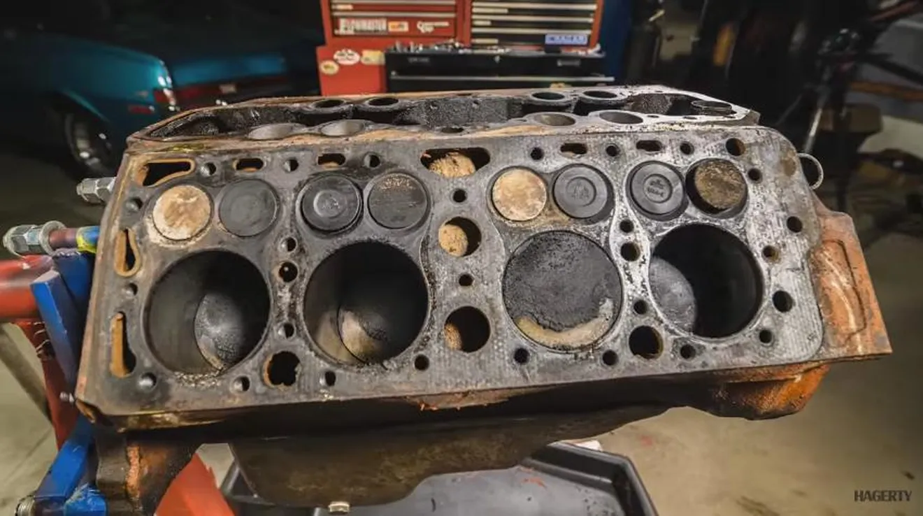 La restauración de un V8 de Ford de los años 30 en apenas 6 minutos