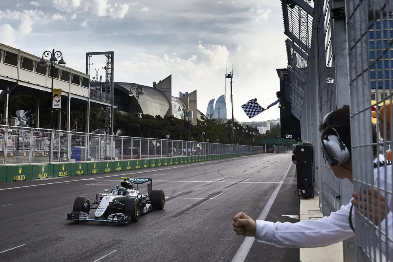 Rosberg enamora en Bakú, Hamilton sufre una vez más