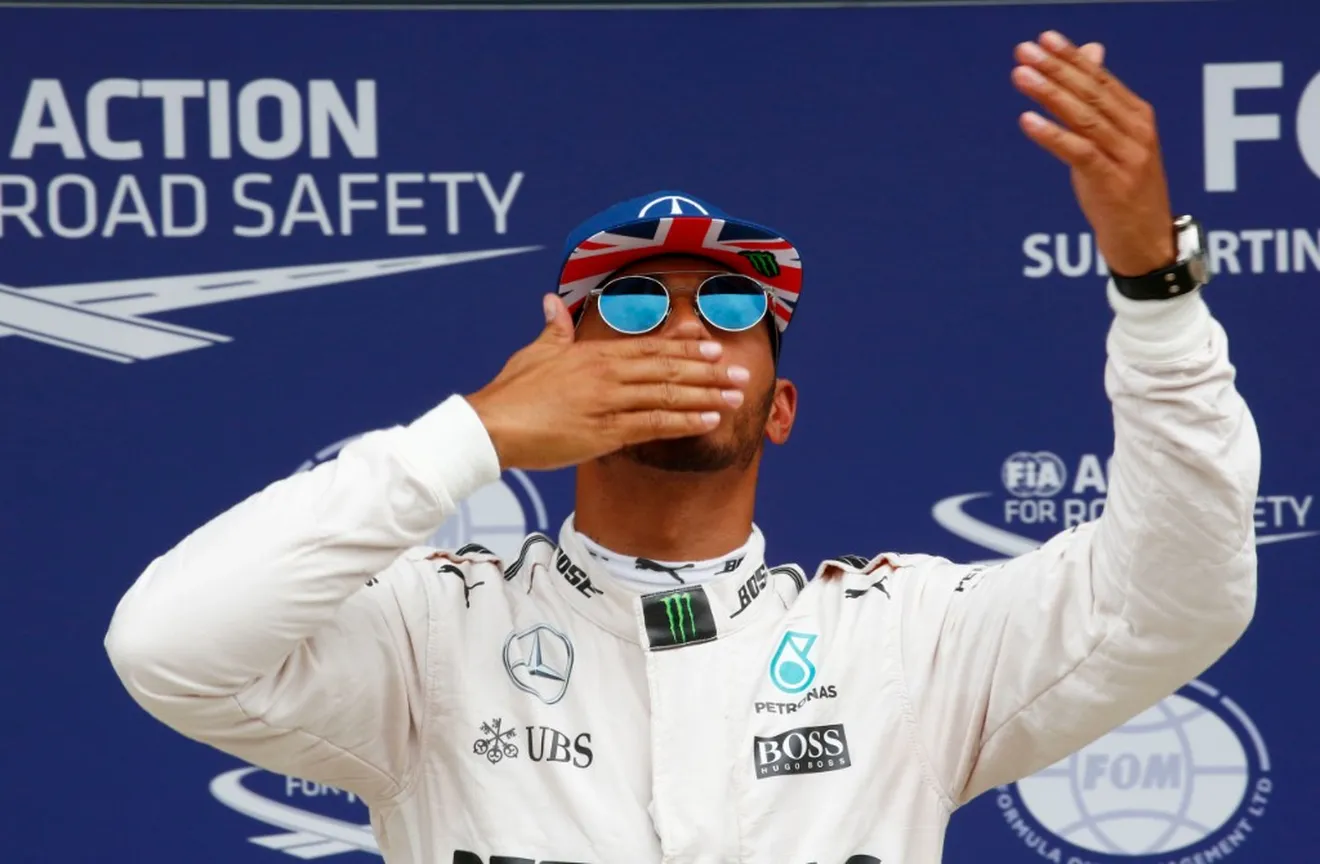 Hamilton pone Silverstone en pie