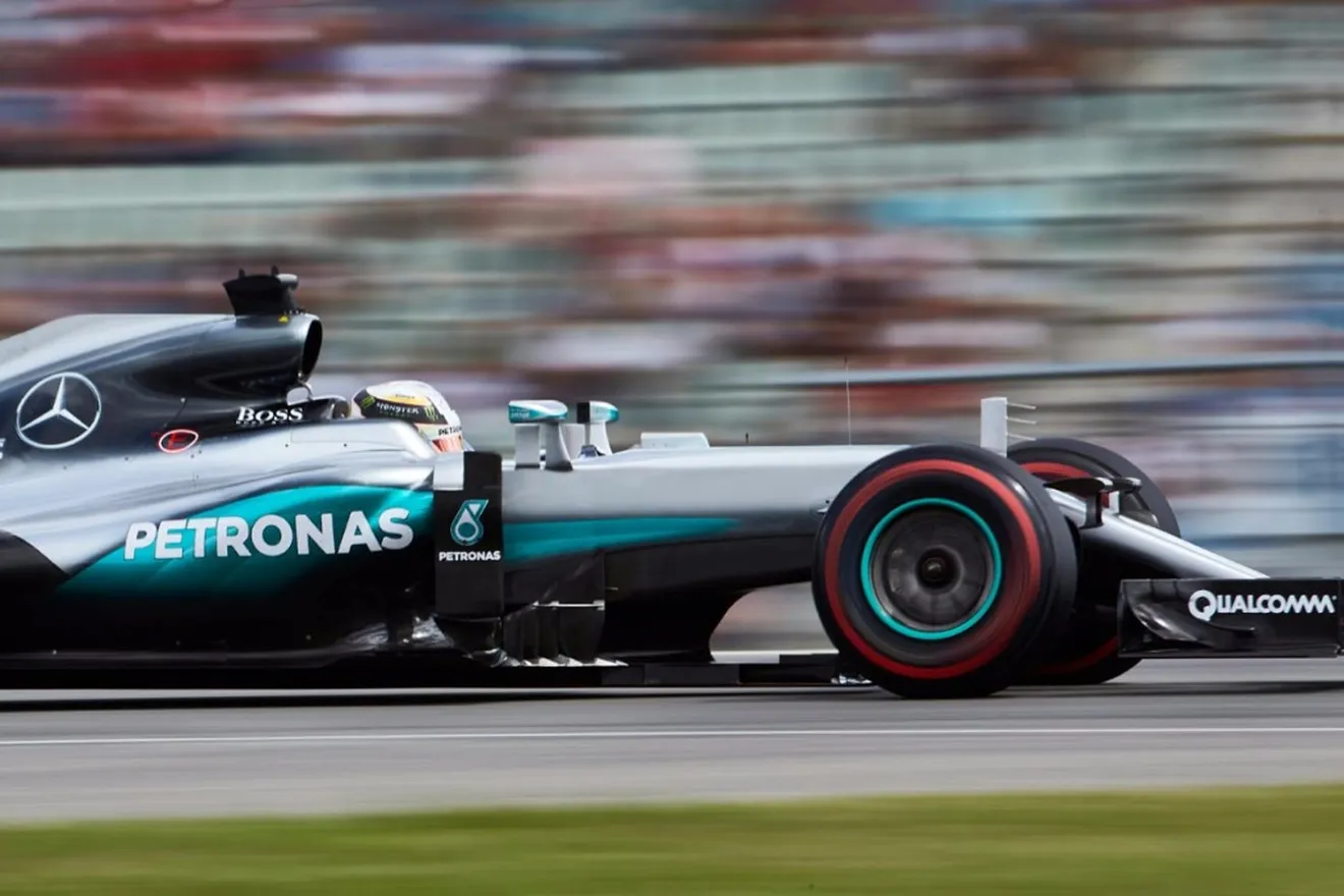 Hamilton arrasa ante el público de un pésimo Rosberg