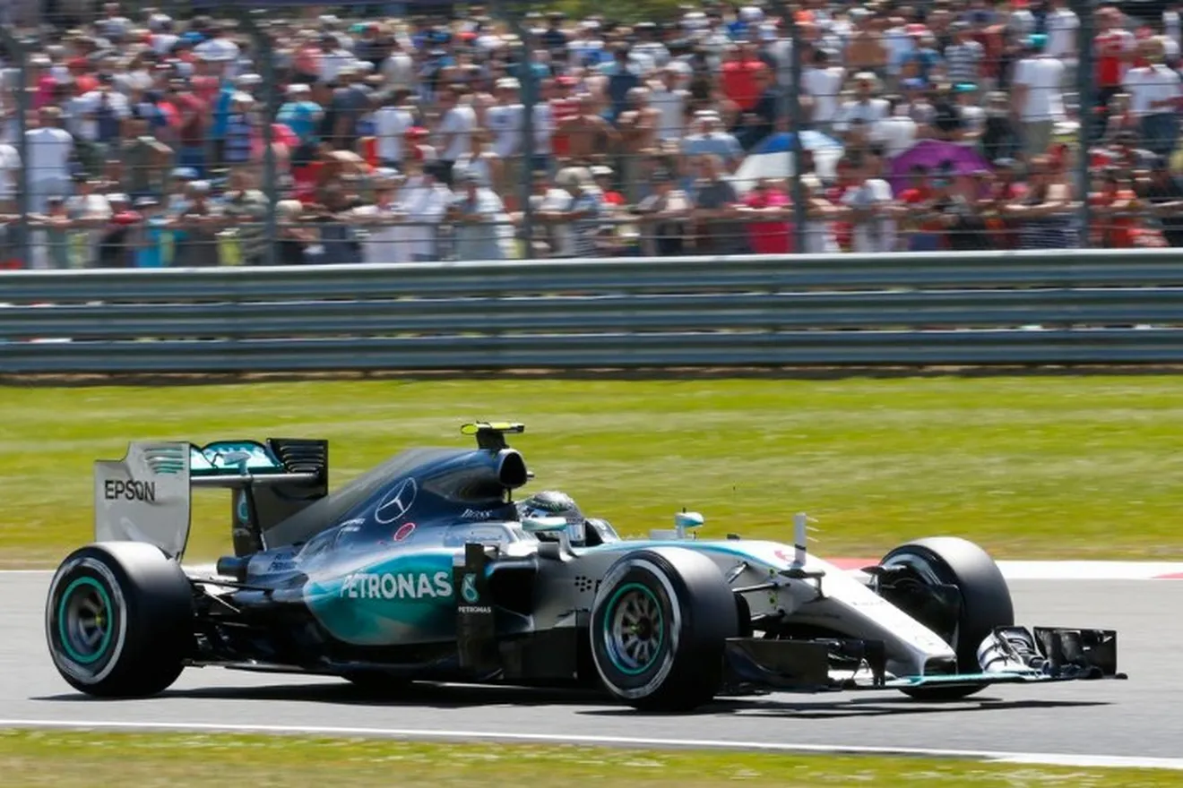 Hamilton lidera por poco los primeros libres en Silverstone