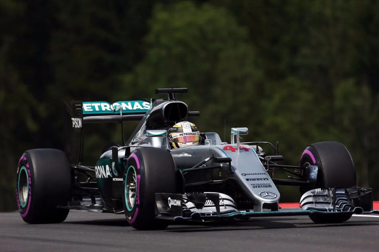 Hamilton gana gracias al absurdo regalo de Rosberg en la vuelta final