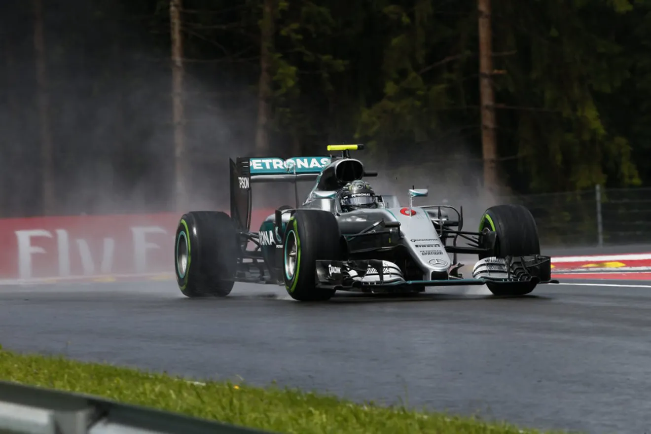 Mercedes no encuentra rival en los libres de Austria