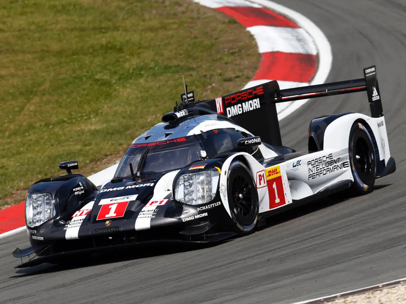 Porsche lanza un primer aviso de su poder en Nürburgring