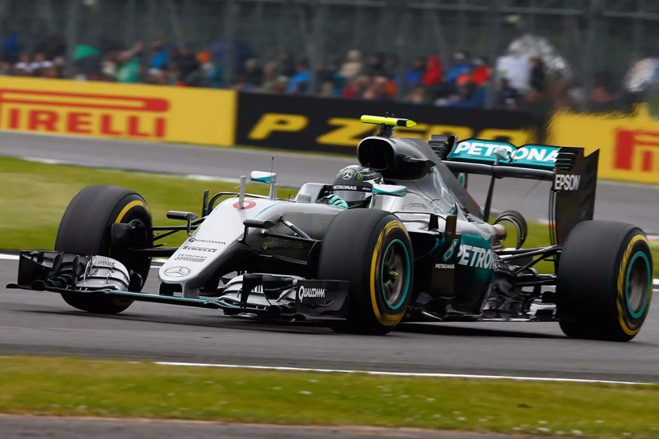 Rosberg manda en ausencia del accidentado Hamilton