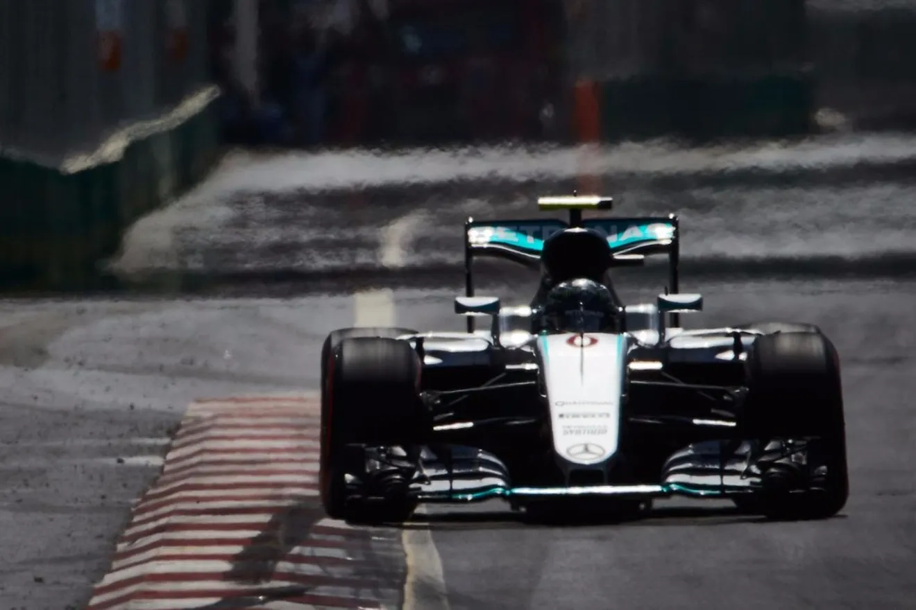 Rosberg consuma el doblete ayudado por el chaparrón en Spielberg
