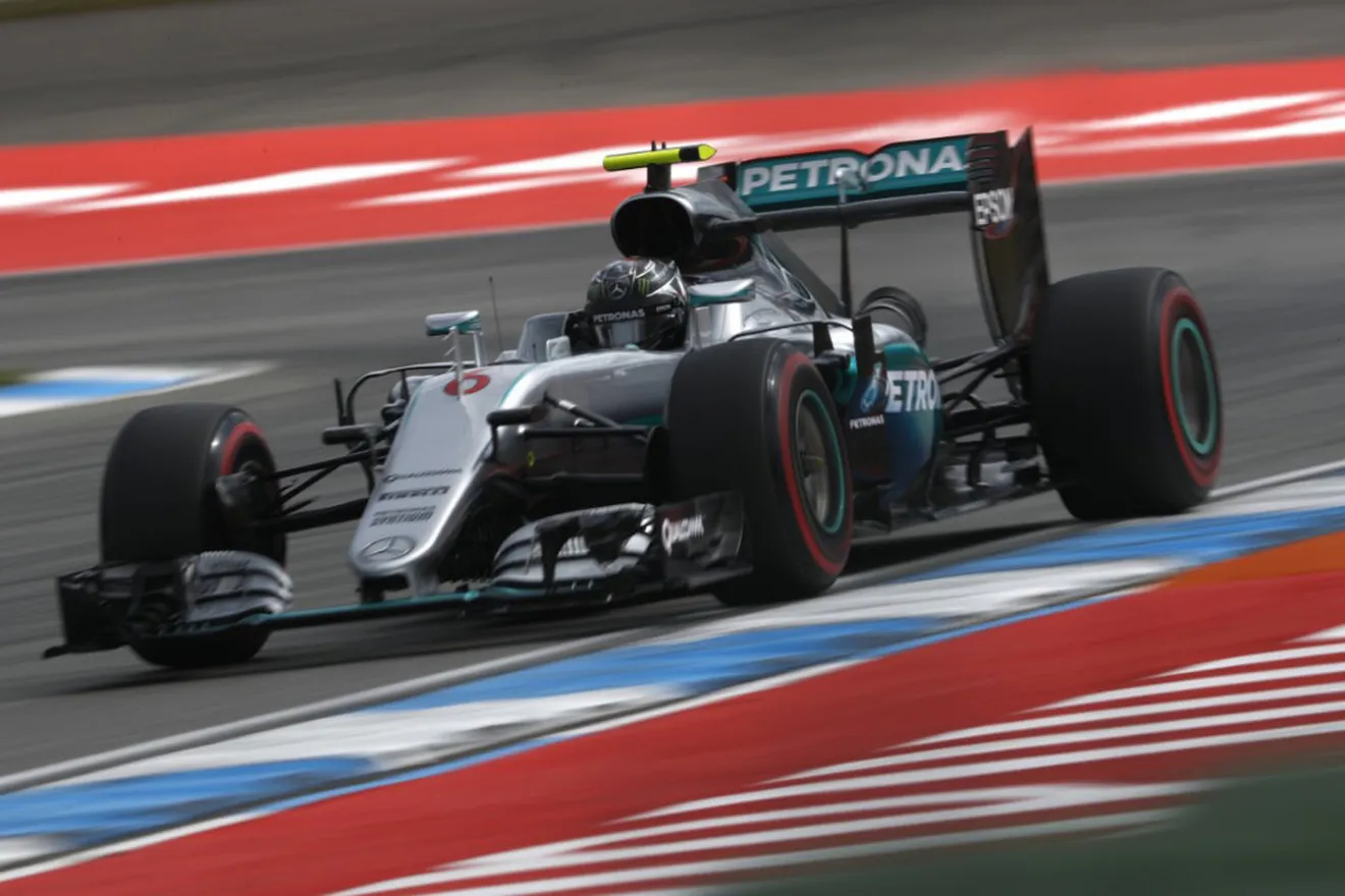 Rosberg se hace valer con su pole ante Hamilton