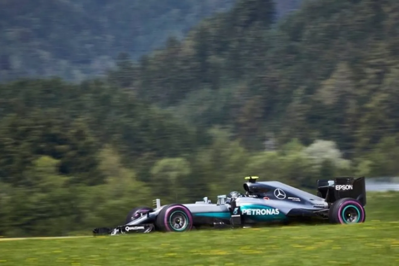 Terremoto en Mercedes tras el "descerebrado" choque entre Hamilton y Rosberg