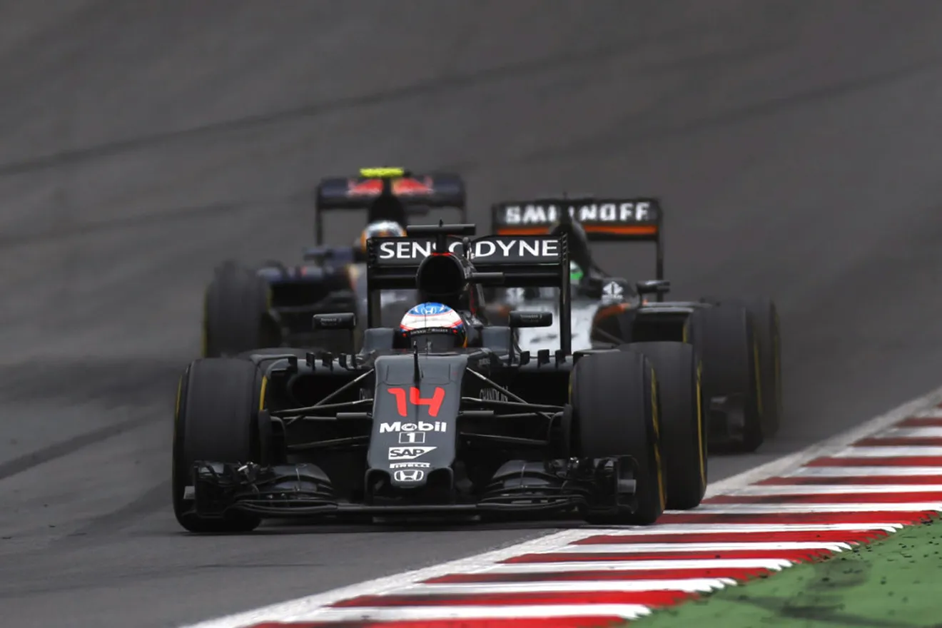 Gran sexto puesto de Button, Alonso tiene que abandonar