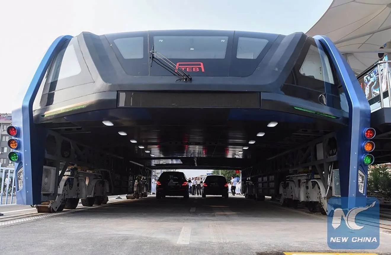 China estrena su autobús gigante y eléctrico que no interfiere en el tráfico