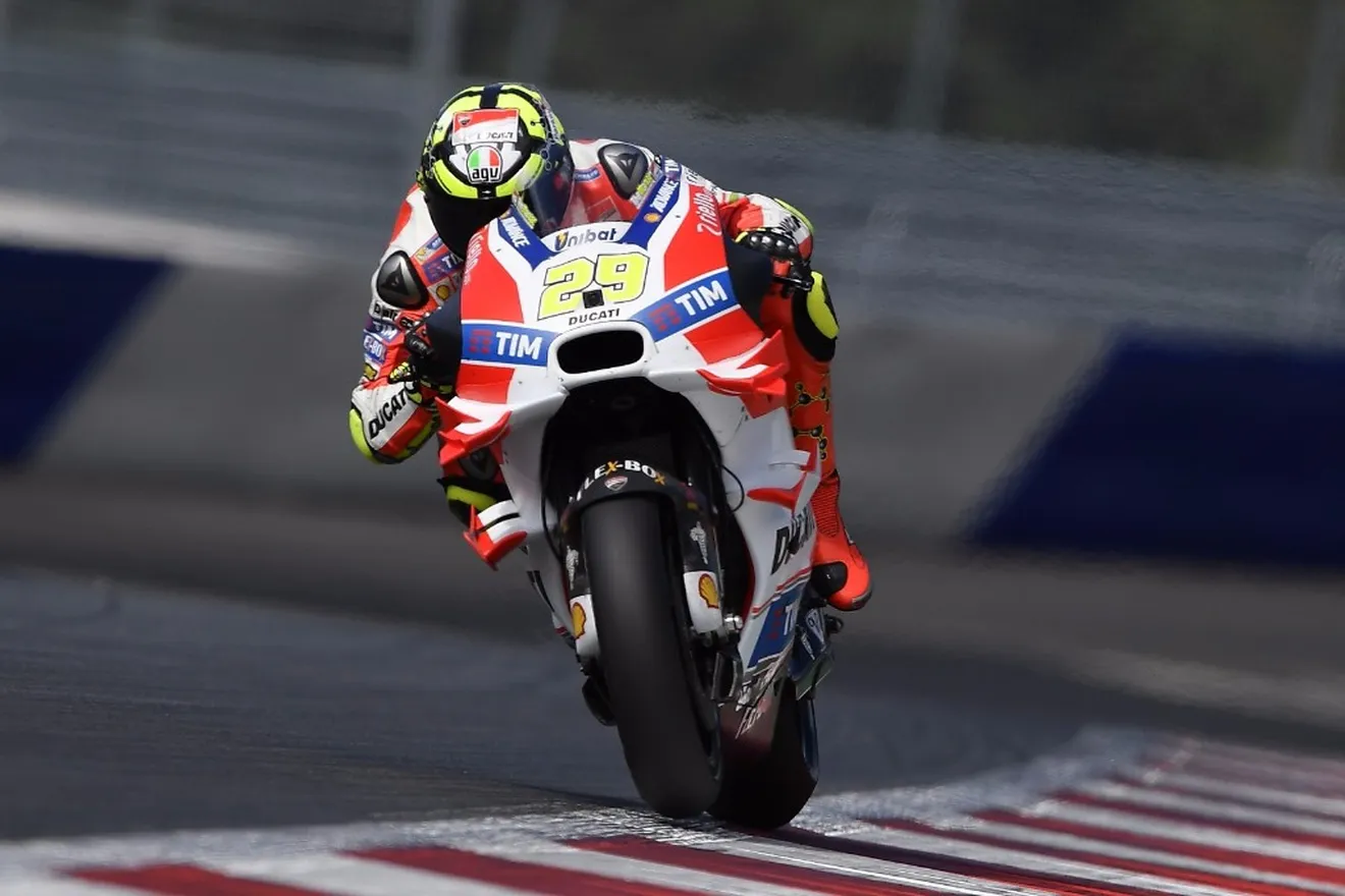 ​Rossi evita el doblete de Ducati, pero no la pole de Iannone