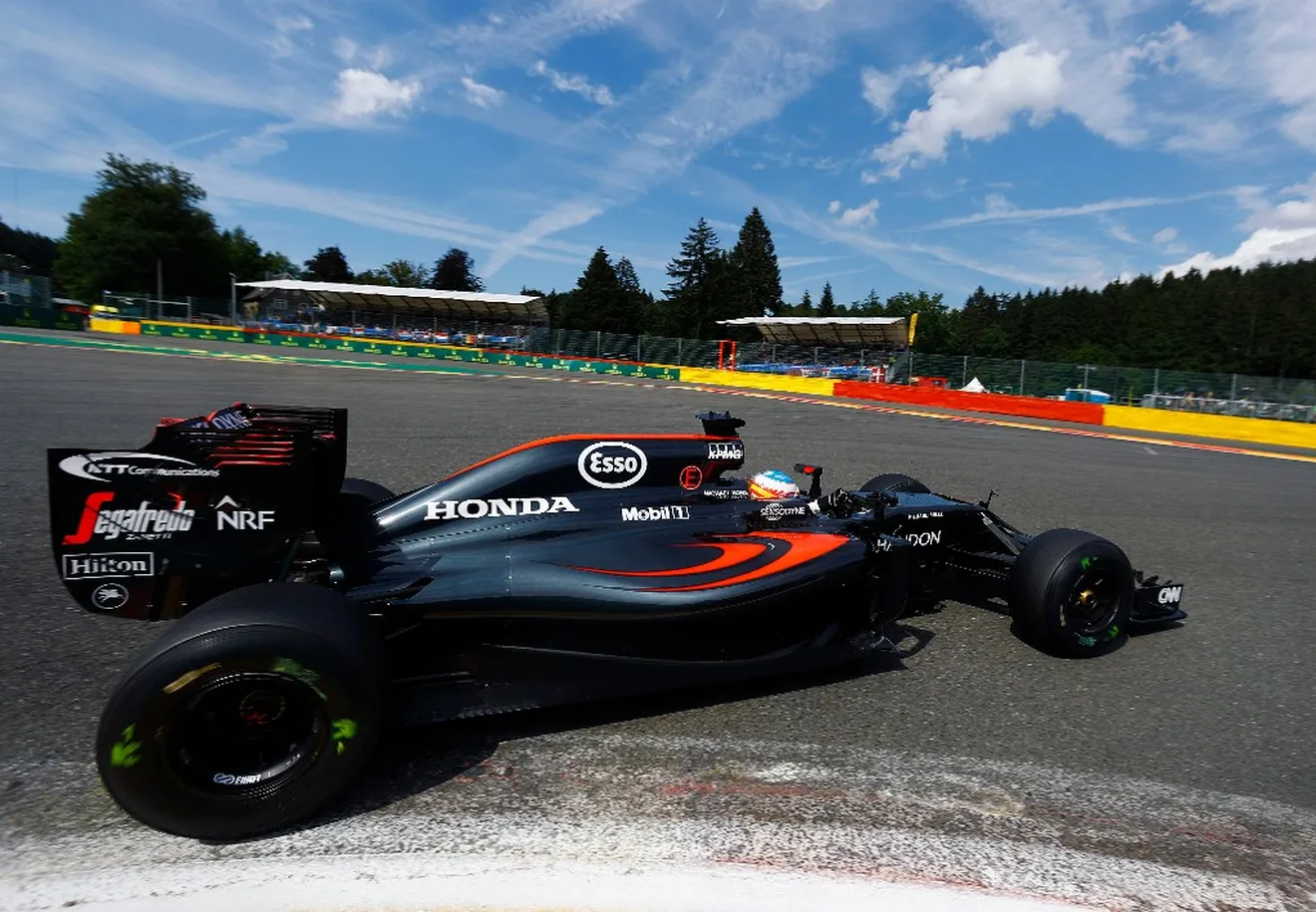 Alonso se exhibe con un renacido McLaren