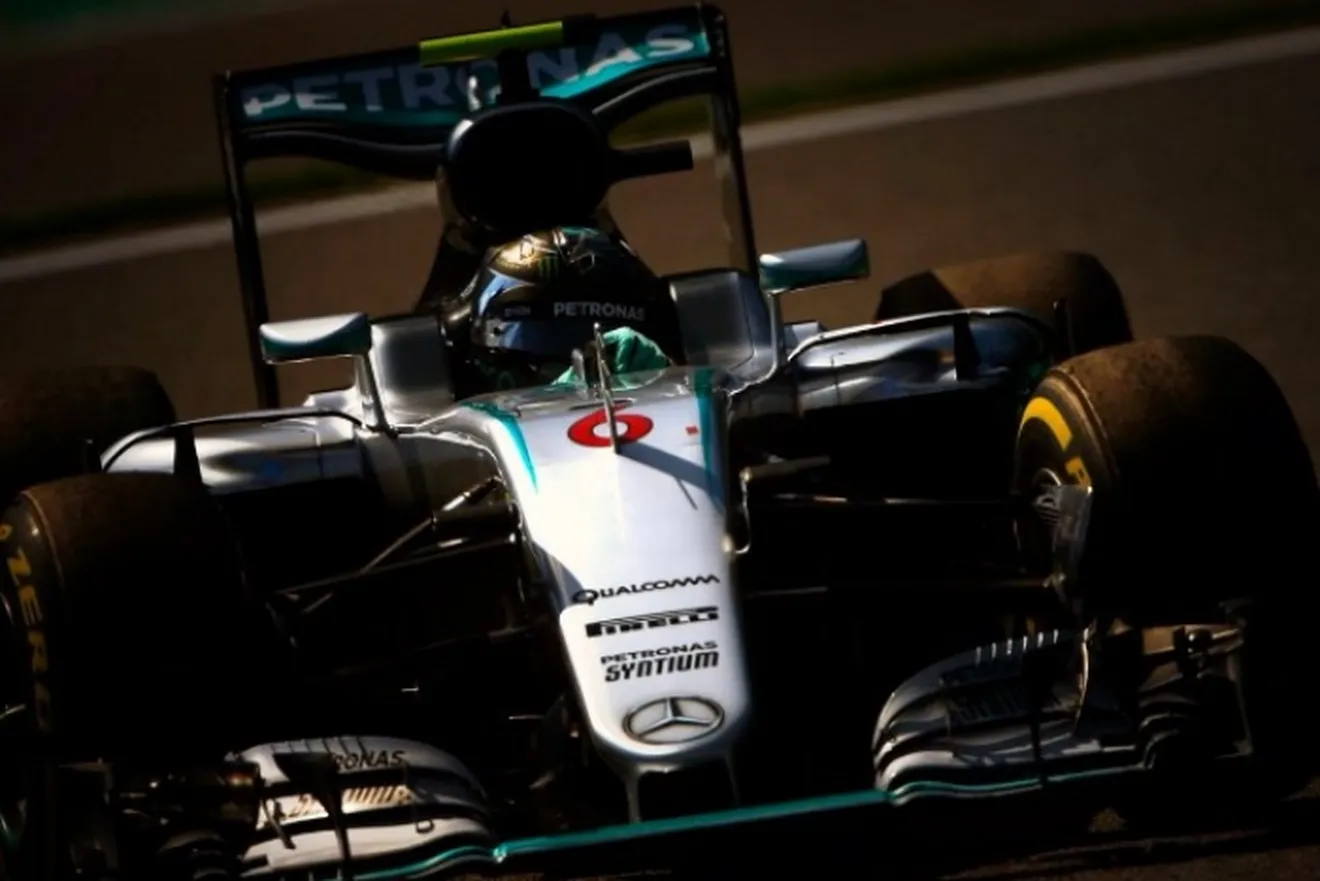 Rosberg domina y Hamilton sube al podio en una carrera frenética