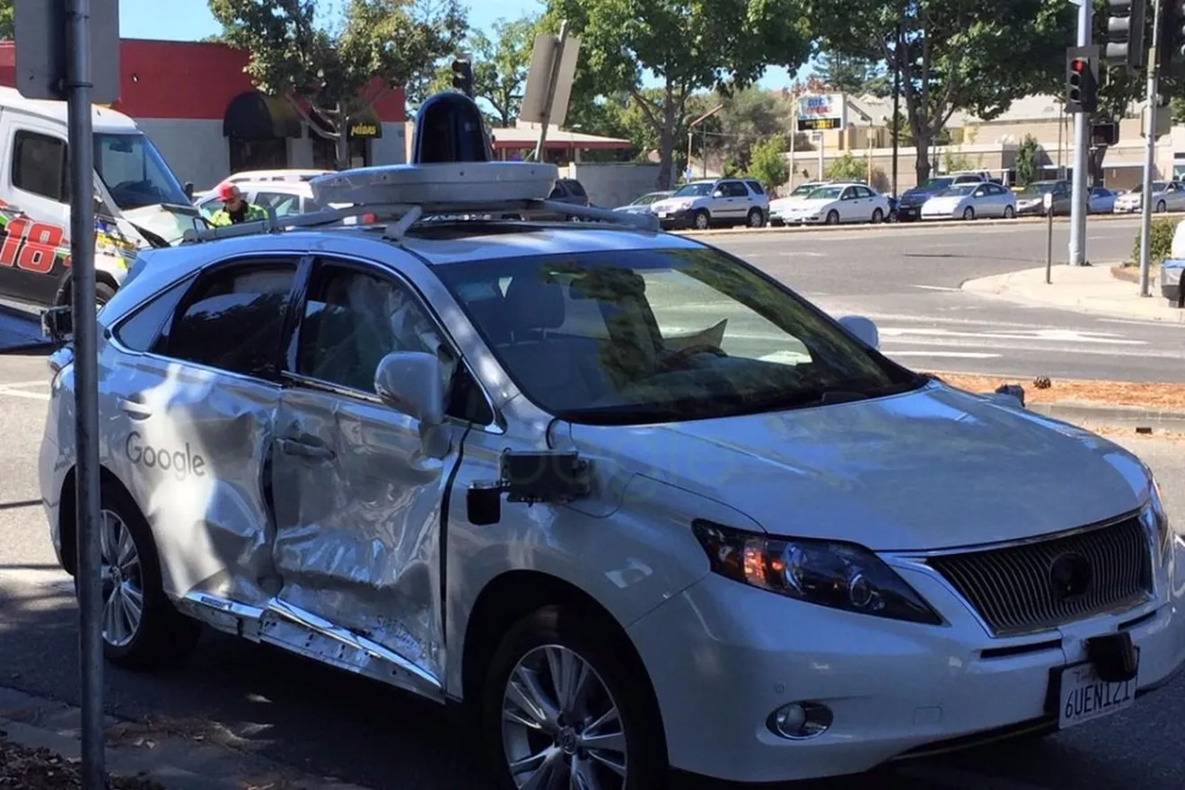 El coche de Google implicado en un fuerte golpe: ¿La culpa? Del humano...