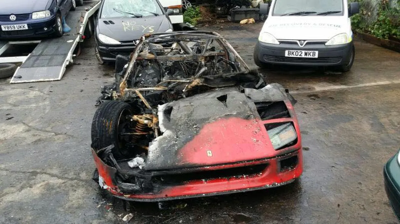 Un Ferrari F40 es pasto de las llamas tras ser restaurado por completo