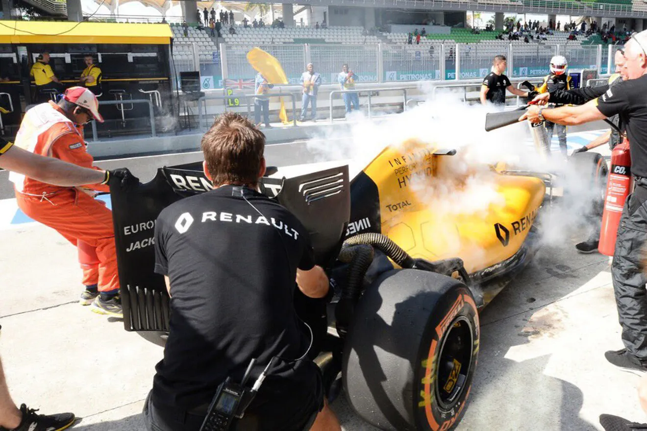 Fuego y decepción en Renault durante los libres de Sepang