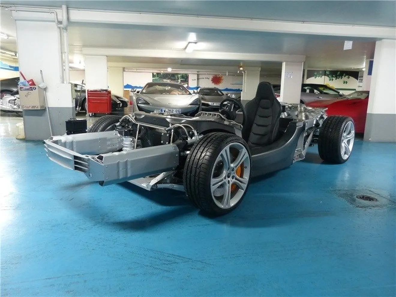¿Qué harías con este chasis de McLaren MP4-12C?